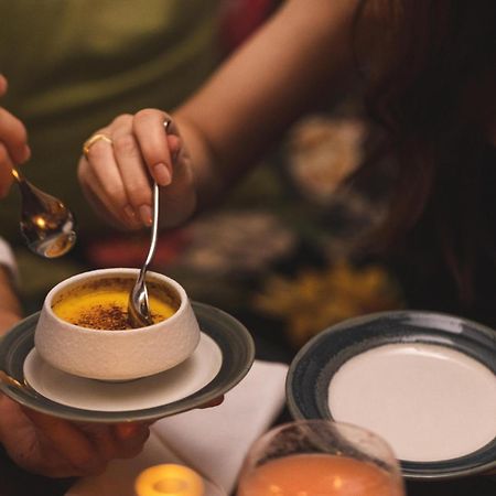 Hotel Pigalle Gotemburgo Exterior foto A woman using a spoon to eat a dessert