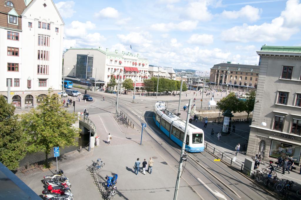 Hotel Pigalle Gotemburgo Exterior foto The tram at the central station