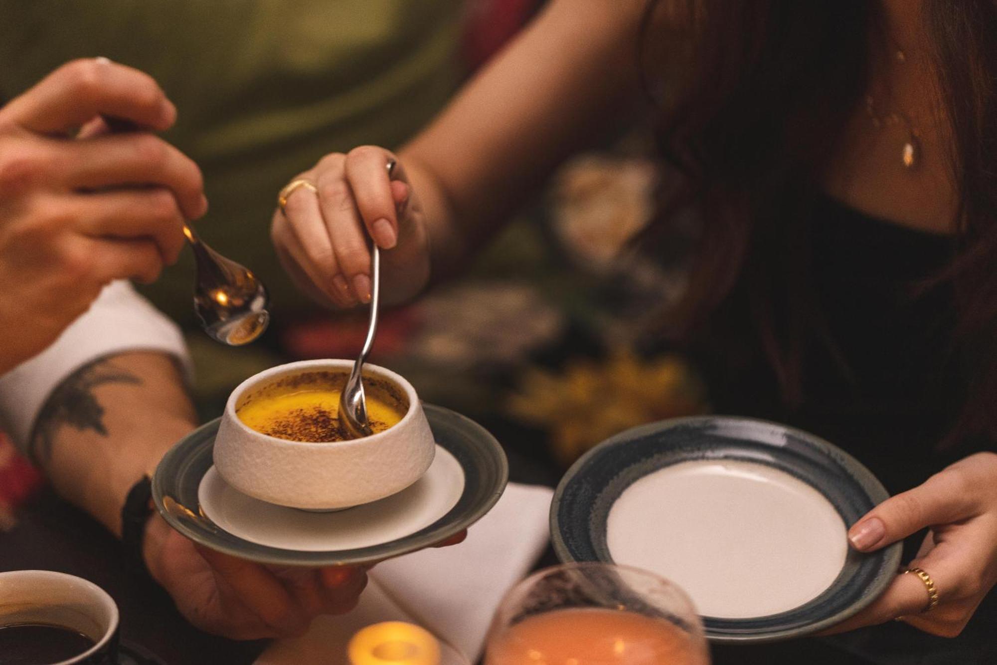 Hotel Pigalle Gotemburgo Exterior foto A woman using a spoon to eat a dessert