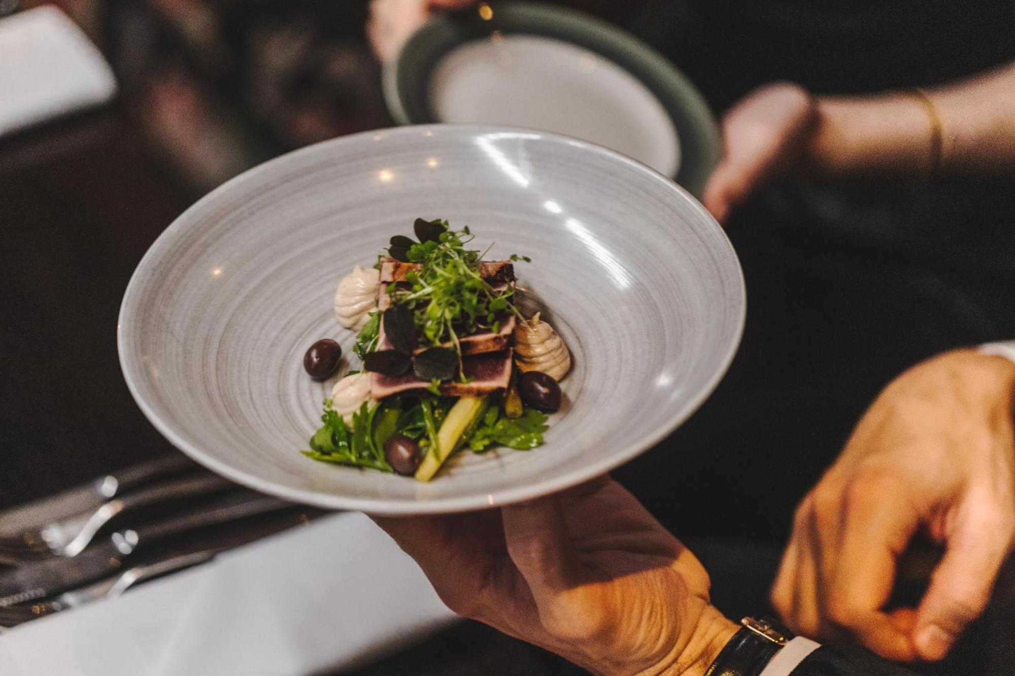 Hotel Pigalle Gotemburgo Exterior foto A server holding a plate of food